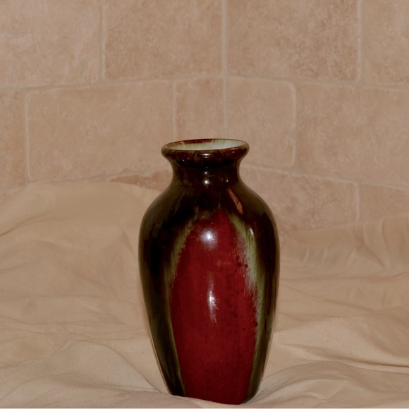 Chinese Oxblood style Ceramic Vase. - Picture 2 of 3